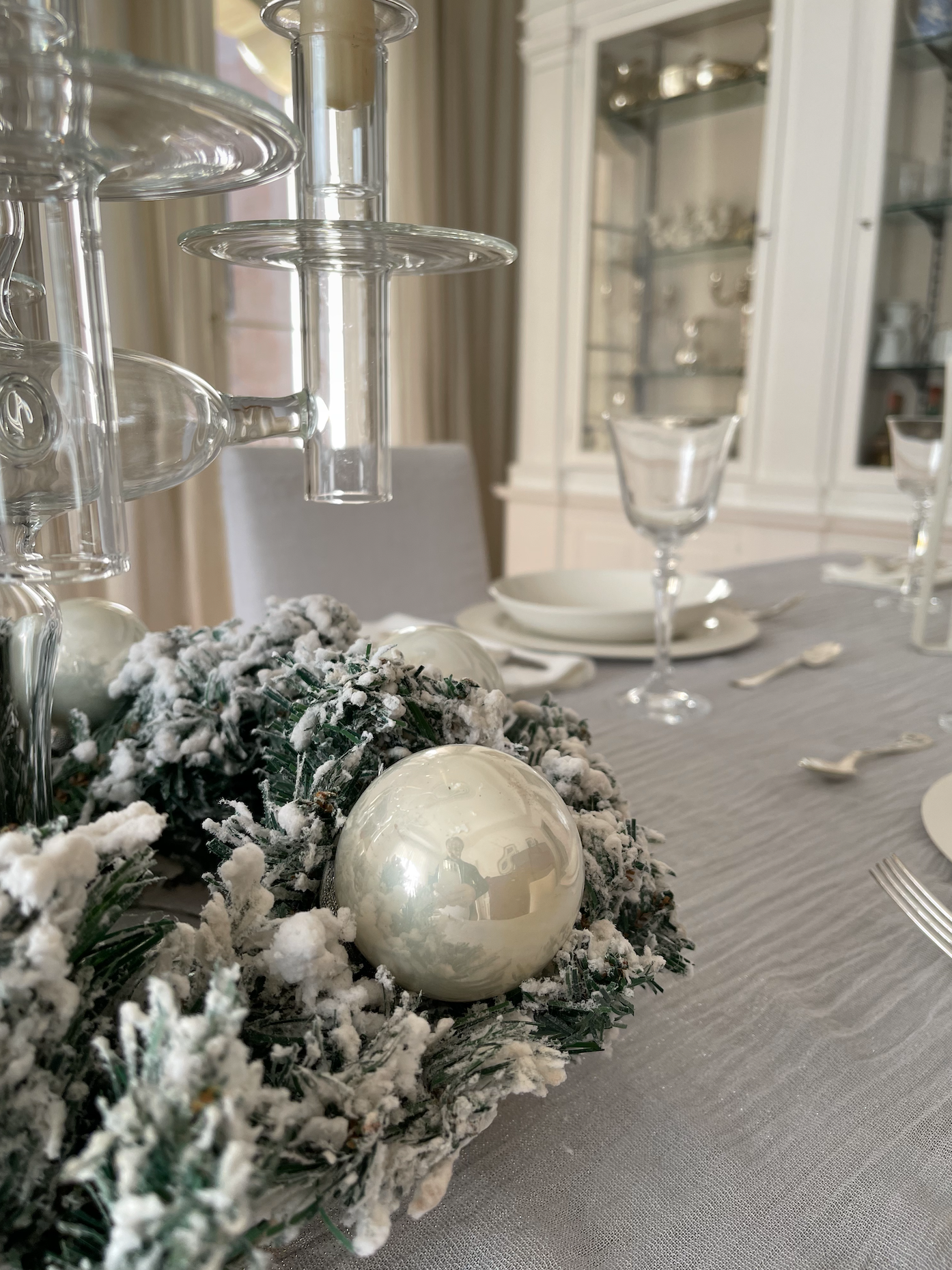 Unwrapping Unique: Christmas Table Setting Trends for a Stylish Celebration